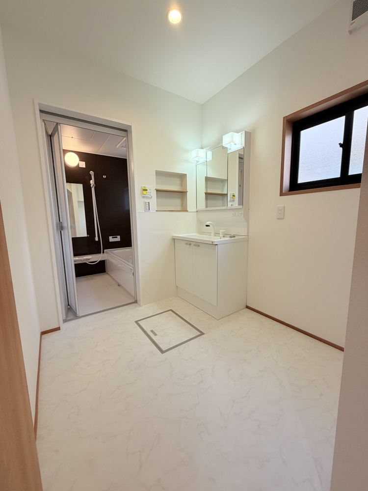 安曇野市穂高柏原　中古住宅の脱衣所