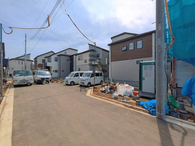【前面道路含む現地写真】 | 西東京市泉町３丁目　新築戸建て　１０号棟 | 落ち着いた住宅街の一角、穏やかな暮らしを育むエリアです