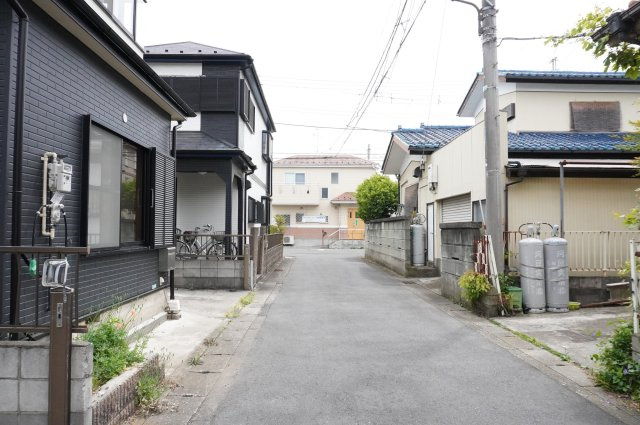 草加市青柳6丁目 中古戸建の前面道路含む現地写真