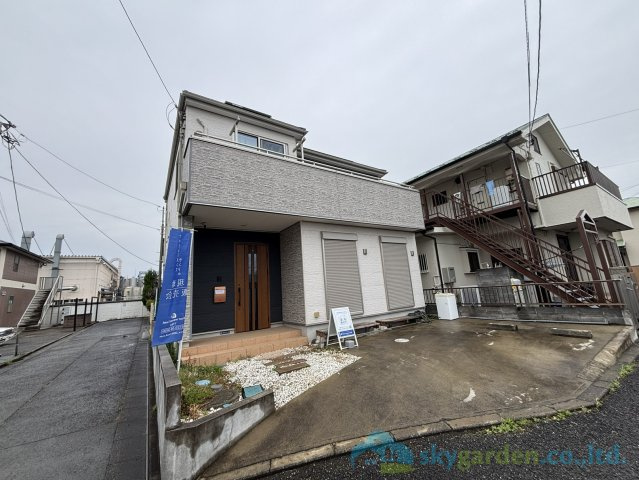 平塚市東八幡　中古戸建の外観|洗練されたデザインが印象的な外観。街並みに美しく調和しながらも、ひときわ目を引く存在感を放ちます。