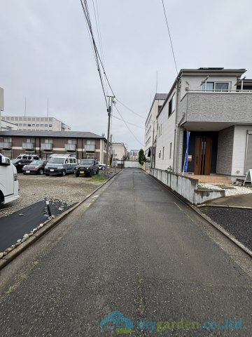 平塚市東八幡　中古戸建の前面道路含む現地写真
