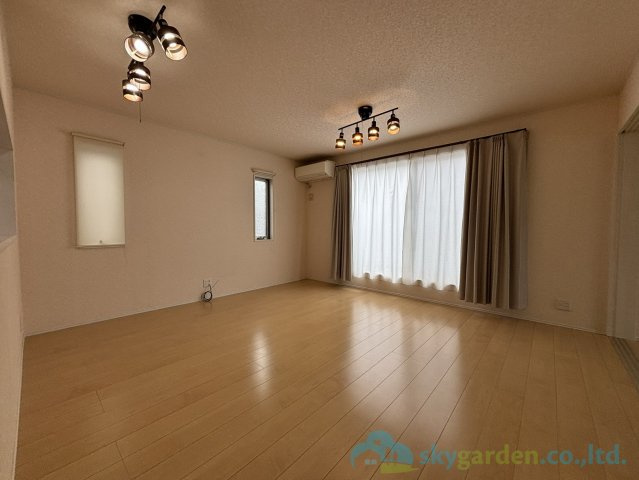 平塚市東八幡　中古戸建の居間・リビング|明るい陽光が差し込む開放的なLDK。家族が自然と集まり、心地よい時間を過ごせる空間です。