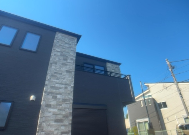【バルコニー】 | バルコニーは、室外の専用スペースのうち、「屋根がなく開放された空間」であるものを指します。ベランダより広いタイプのものが多く、日当たりもよいため家庭菜園などを楽しみたい人にとって適した環境となります。