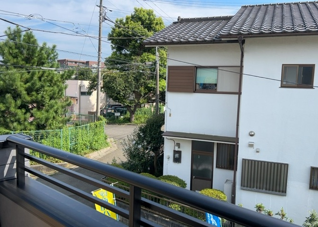 【展望】 | 物件周辺は閑静な住宅街が広がっており、お部屋やバルコニーからの展望も開放感がございます。風通しも良好で季節ごとの心地よい空気を感じられますので、現地見学の際に実際の見晴らしをご確認ください。