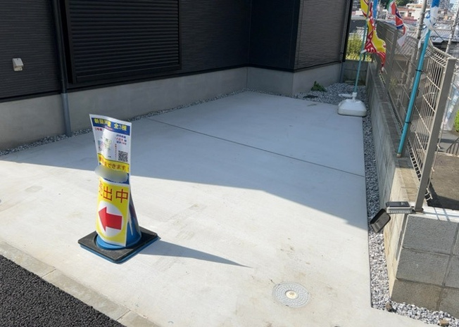 【駐車場】 | 敷地内にはお車を2台駐車可能なカースペースを確保しています。セカンドカーの所有や来客時にも余裕を持って対応できるのが大きな魅力です。前面道路との接面状況や出入りのしやすさを現地でご確認ください。