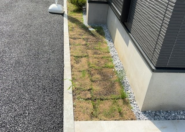 【庭】 | 敷地内には手頃な広さのお庭スペースが設けられています。お子様のちょっとした遊び場やガーデニング、家庭菜園など多目的にご活用いただけます。隣地との距離も確保され日当たりと通風も良好な環境です。