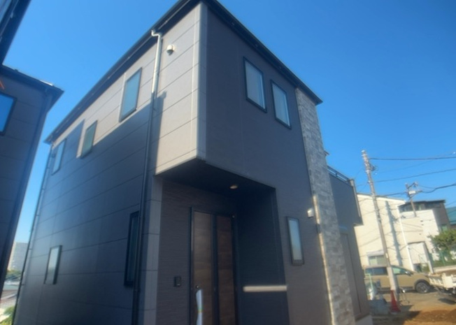 【内装】 | 建物建築の外壁の主流となっているサイディング仕様は、板を外壁に貼り合わせる施工方法です。金属系・木質系・窯業系があり、断熱性や耐用性などが異なります。外壁の色やデザインなど詳細は現地でご確認ください。