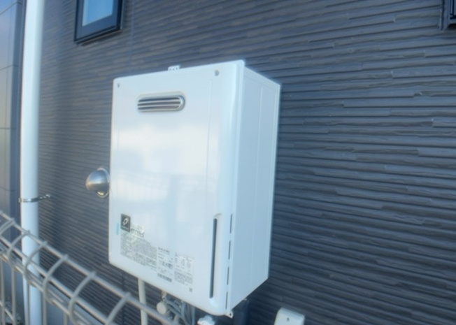 【発電・温水設備】 | 省エネ給湯器とは従来型の給湯器より熱効率が高く、少ない燃料でたくさんのお湯を沸かすことが出来る高効率な給湯器のことを指します。また、省エネ給湯器には種類があり、利便性や効果なども様々です。