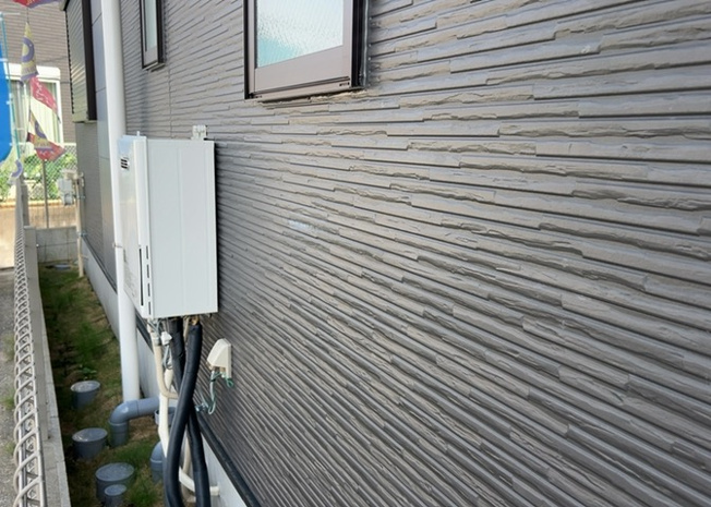 【発電・温水設備】 | いつでも温かいお風呂に入れる追焚機能付きの給湯設備を採用しています。都市ガス対応で効率的にお湯を沸かすことができるため、光熱費の節約にも貢献。ご家族それぞれの入浴時間に合わせて便利に使えます。
