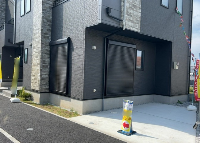【前面道路含む現地写真】 | 物件前の道路は平坦で歩きやすく、自転車やベビーカーでの移動も大変スムーズです。八王子市上野町の静かな住環境の中で、日当たりの良さや道路の開放感をぜひ現地にて実際にチェックしてみてください。
