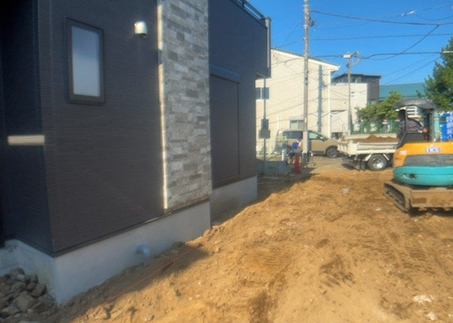 【庭】 | 庭があることでガーデニングや家庭菜園はもちろん、こどもの遊び場やペットを放して遊ぶことができます。また、家の周囲に余裕があるということです。隣地との間があれば、十分な日当たりと、風通しが確保できます。
