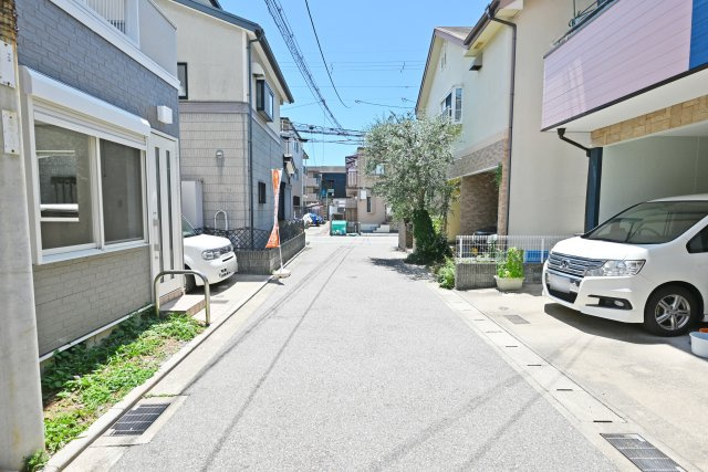 西宮市里中町2丁目中古戸建│5LDK+駐車1台可の前面道路含む現地写真|西側前面道路　幅員約4.1ｍ