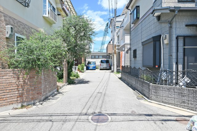 西宮市里中町2丁目中古戸建│5LDK+駐車1台可の前面道路含む現地写真|西側前面道路　幅員約4.1ｍ