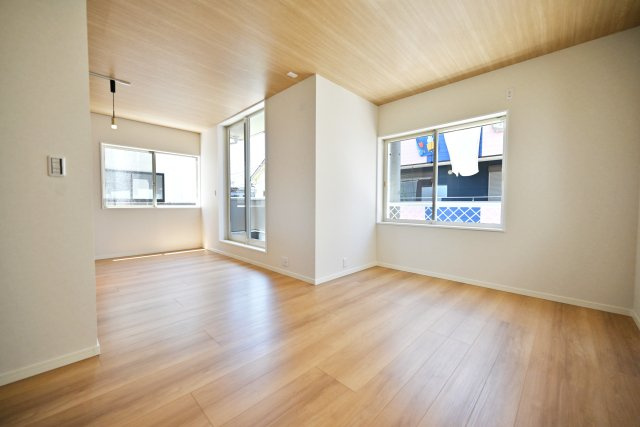 西宮市里中町2丁目中古戸建│5LDK+駐車1台可の外観|建物面積129.06㎡、5LDKのお家です。人数が多いご家族でも対応できるお家です。詳しくはお気軽にお問い合わせください。