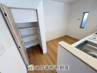 【収納】 | いろどりアイタウン栃木市藤岡町藤岡24-P4　3号棟 | キッチン脇には食材や食器の収納に便利なパントリーがございます。