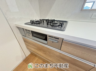 【キッチン】 | いろどりアイタウン栃木市藤岡町藤岡24-P4　3号棟 | 3口ビルトインコンロで同時調理可能♪時短家事につながりますね♪