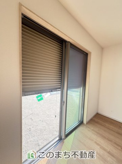 【防犯設備】 | いろどりアイタウン栃木市藤岡町藤岡24-P4　3号棟 | 1階掃き出し窓には安心のシャッター雨戸付き♪