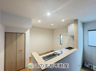 【内装】 | いろどりアイタウン栃木市藤岡町藤岡24-P4　3号棟 | キッチン上部にはおしゃれなダウンライトを配置♪お料理も楽しくなります♪