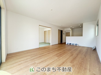 【居間・リビング】 | いろどりアイタウン栃木市藤岡町藤岡24-P4　3号棟 | 開放感のある広々リビング。たくさんの日差しがご家族の団らんを明るく照らします♪