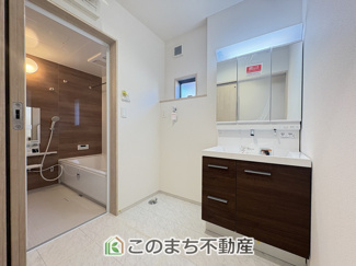 【独立洗面台】 | いろどりアイタウン栃木市藤岡町藤岡24-P4　3号棟 | 1・2階に洗髪洗面化粧台を配置。忙しい朝の身支度もバッティングせずに完了します♪