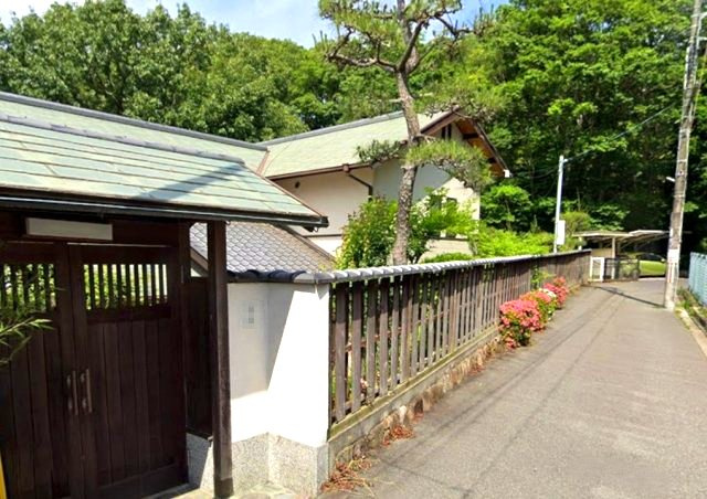獅子ケ口町の外観|閑静な住宅地で子育て家族にピッタリ。毎日のお散歩も快適な緑に恵まれたエリアで、自然に包まれた穏やかな暮らしを実現するための、ゆとりある住環境が整っています。緑の潤いを感じながらホッと生活できそう。
