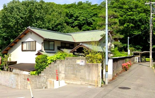 獅子ケ口町の前面道路含む現地写真|前面道路は歩道も整備され、小さなお子様にも安心

