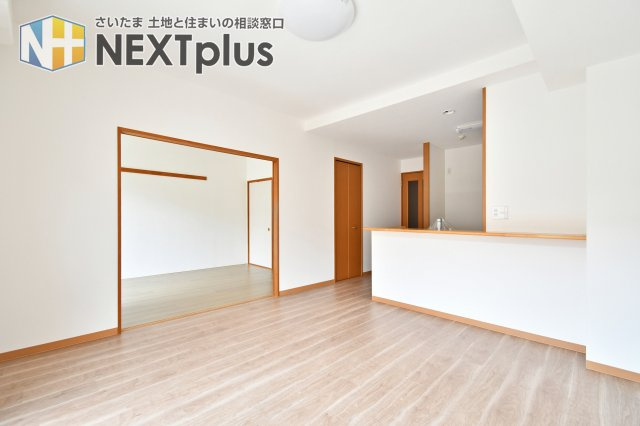 リバーコープ三橋の外観|駅徒歩3分の利便性を享受する、落ち着いた佇まいの低層RC造レジデンス。オートロック付きでセキュリティ面も安心です。スーパーまで徒歩3分と近く、多忙な日常にゆとりを生む住環境が整っています。