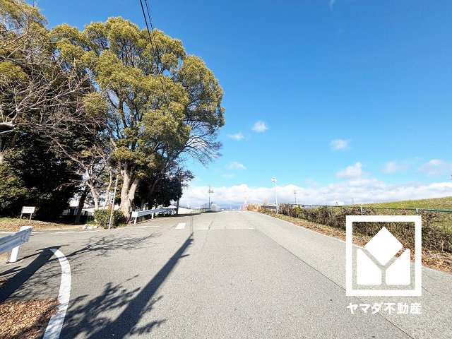 尼崎市東園田町1丁目　3期　2号棟の前面道路含む現地写真