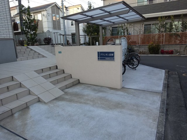 プランタン荻野のエントランス