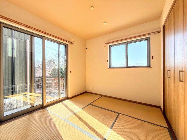 戸塚区東俣野町　中古戸建て　の和室|◆柔らかい陽光が差し込む明るいお部屋を演出する設計。彩光の取れる窓が気持ちの良いお部屋を創り上げます。
