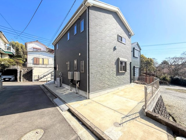 戸塚区東俣野町　中古戸建て　の駐車場|◆ゆったりとした駐車スペースを確保いたしましたので、駐車できます。自転車やバイクなど、ゆとりのある敷地で置き場所に困ることはないでしょう。

