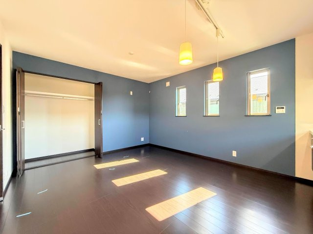 戸塚区東俣野町　中古戸建て　の居間・リビング|◆柔らかな色合いのフローリングと清潔感のあふれる白のクロスが明るい空間を創り出しているリビングダイニング。家族の集まる憩いの場にふさわしいです。
