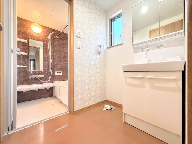戸塚区東俣野町　中古戸建て　の独立洗面台|◆三面鏡裏や、シンクしたにも多数収納を備えた、広々とした洗面化粧台。窓のある明るい洗面所で毎日の身支度も気持ち良くお使い頂けます。
