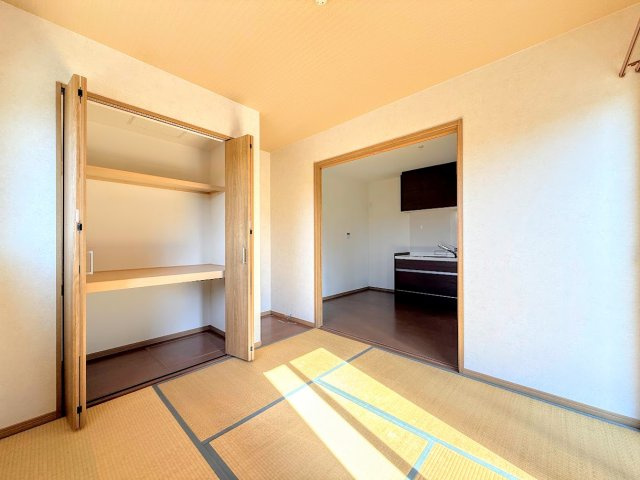 戸塚区東俣野町　中古戸建て　の和室|◆感性を育むプライベートルームはシンプルでスマートな空間。好みの空間で読書をしたり、音楽を聞いたりと一人の時間も充実したものにできます。
