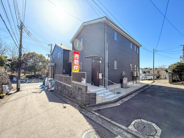 戸塚区東俣野町　中古戸建て　の外観|◆一戸建てを中心とした街並みが整然と続き、周辺は高い建物が建っていないので、緑の多い閑静な趣を感じる環境です。街並みや周辺環境も重要なポイントです！！
