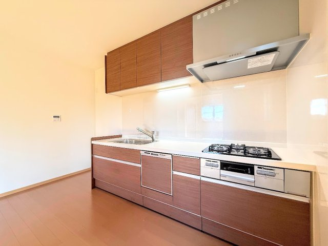 戸塚区東俣野町　中古戸建て　のキッチン|◆デザイン性と機能性を兼ね備えたキッチンです。リビングスペースとの一体感が生まれ、広々空間を演出してくれます。
