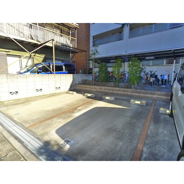 エクセレント　ティアラの駐車場