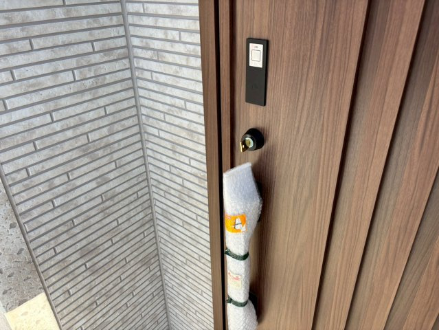 日立市西成沢町2丁目　23-P1　の玄関|玄関ドアはカードキーで開閉も楽々♪
スマホでの開錠と施錠も可能です！
玄関上部には人感センサー付きのダウンライトがあるので、夜間の帰宅時に自動で点灯してくれます♪
防犯対策面にも一役買ってくれます！
