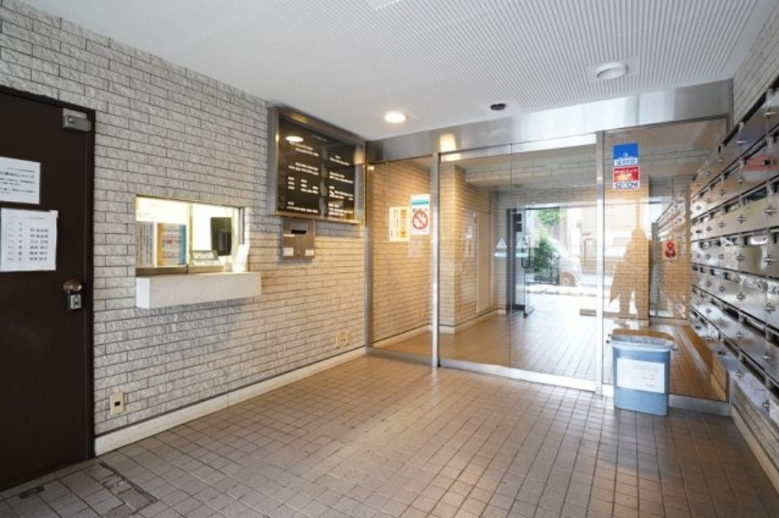 杉並区堀ノ内１丁目の賃貸マンションのエントランス