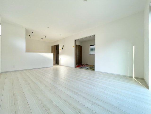 日立市西成沢町2丁目23-P1　新築戸建　11号棟の居間・リビング|南向きで明るく陽当たりの良いリビングです♪