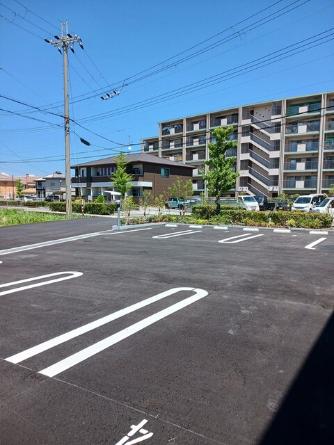 エレガントカーサC棟の駐車場