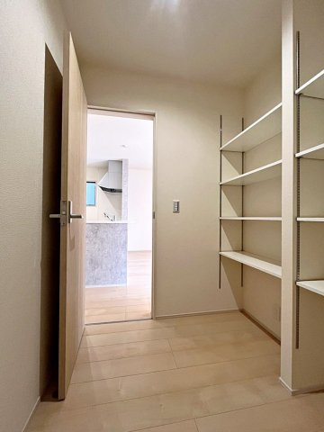 新築戸建・新築建売　福島市方木田第16 2期【長期優良住宅】吉井田小・福島一中の収納|大容量のパントリー収納がございます！こちらから洗面室へも出入りが可能で回遊性◎