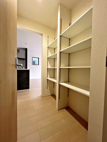 新築戸建・新築建売　福島市方木田第16 2期【長期優良住宅】吉井田小・福島一中の収納|キッチン隣にはパントリー収納がございます！食品や防災グッズなどの保管に便利です！