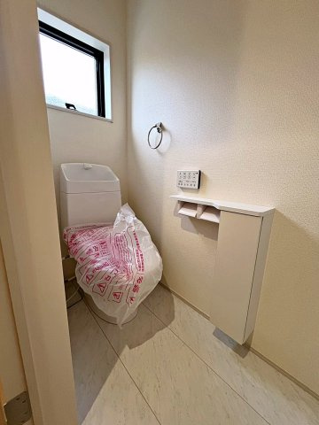 新築戸建・新築建売　福島市方木田第16 2期【長期優良住宅】吉井田小・福島一中のトイレ|白を基調としており小窓で換気ができるので清潔感のある空間。ペーパーホルダーが2つあるのも便利です！