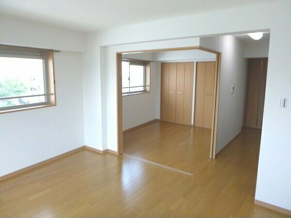 サンティールjの居間・リビング|こちらのリビングで趣味の時間をお楽しみください