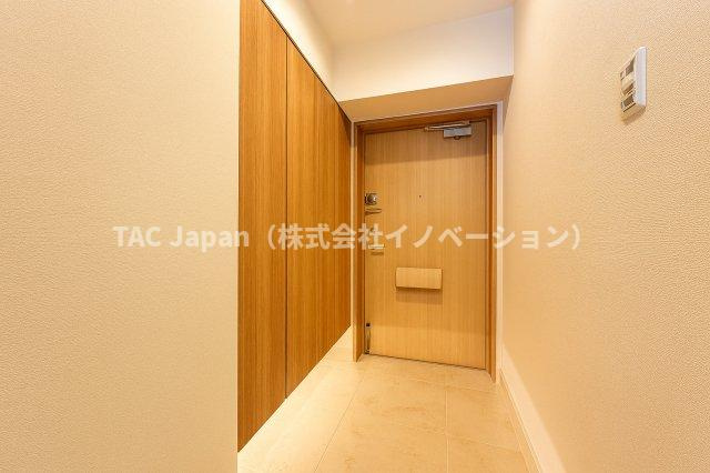 マイキャッスル東長崎の玄関|落ち着いたデザインと広々とした空間が調和する玄関は、住まう人を温かく迎え入れます。毎日の出発と帰宅を心地よく包み込み、日常に上質なひとときをもたらしてくれる場所です。