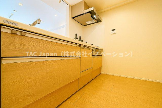 マイキャッスル東長崎のキッチン|清潔感あふれるキッチンは、料理だけでなく片付けもスムーズに進みます。使いやすい収納や動線設計で、毎日の家事を少しラクに、そして楽しくしてくれる大切な場所です。