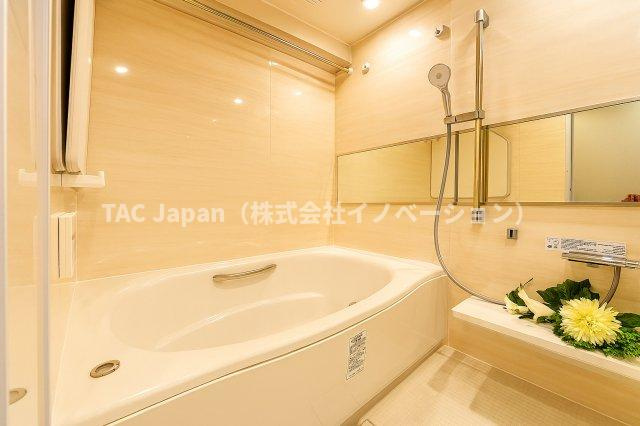 マイキャッスル東長崎の浴室|家族みんなの疲れをやさしく包み込む、広々とした癒しのバスルーム。ゆったりとくつろげる空間で、日々のストレスもすっと解きほぐされる、心身ともにリラックスできるひとときをお届けします。