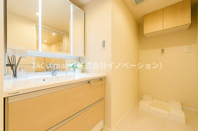 マイキャッスル東長崎の独立洗面台|明るい洗面スペースは、使いやすさを徹底的に追求した設計です。忙しい朝も快適に自然と笑顔がこぼれる心地よいひとときを叶えます。毎日の身支度がスムーズに整う、家族みんなに優しい空間です。