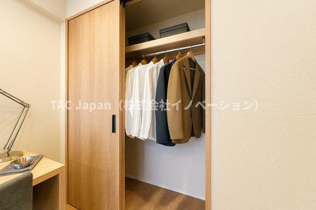 マイキャッスル東長崎の収納|使い勝手にこだわった収納設計は、必要なものがすぐ手に取れる工夫が随所に施されており、忙しい毎日の家事をより快適でスムーズに進められる空間となっています。生活動線を考えた配置でストレスフリーな暮らしを。